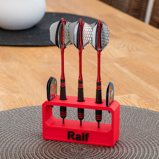 Roter 3D-gedruckter Darthalter aus nachhaltigem PLA mit dem Namen 'Ralf', hält drei Darts und zwei Flights