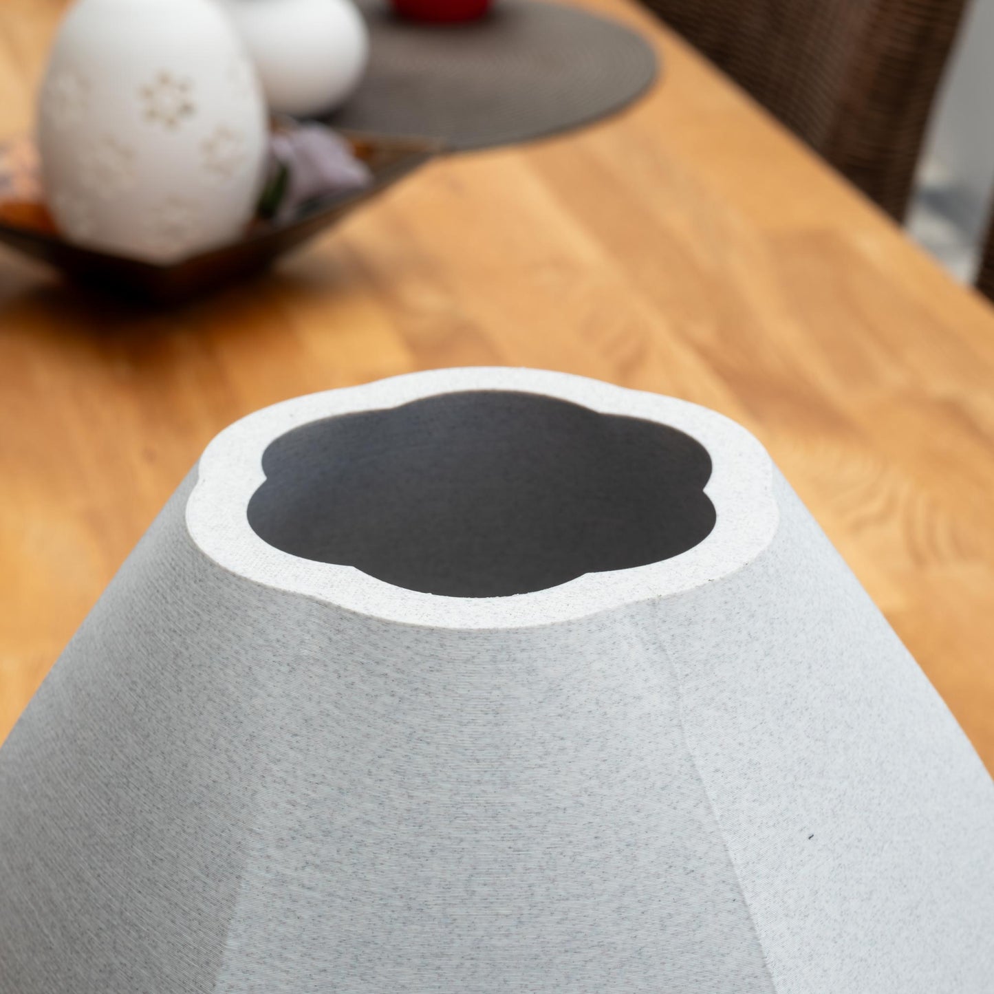 Detailaufnahme der Sechseck-Vase mit einzigartiger, abgerundeter Innenöffnung – hochwertige Verarbeitung in marmorierter PLA-Oberfläche.