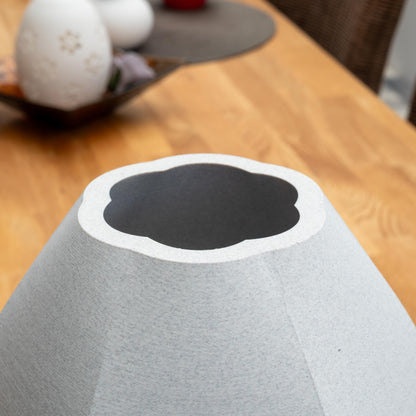 Detailaufnahme der Sechseck-Vase mit einzigartiger, abgerundeter Innenöffnung – hochwertige Verarbeitung in marmorierter PLA-Oberfläche.