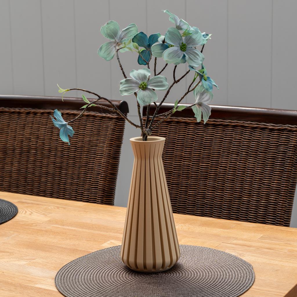 Nachhaltige Vase Inline aus PLA im 3D-Druck, schlank mit vertikalen Rillen, auf Holztisch mit künstlichen Blüten