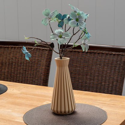 Nachhaltige Vase Inline aus PLA im 3D-Druck, schlank mit vertikalen Rillen, auf Holztisch mit künstlichen Blüten