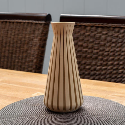 Vase Inline aus nachhaltigem PLA, 3D-gedruckt, mit vertikalen Linien, auf einem Tisch mit rundem Platzset