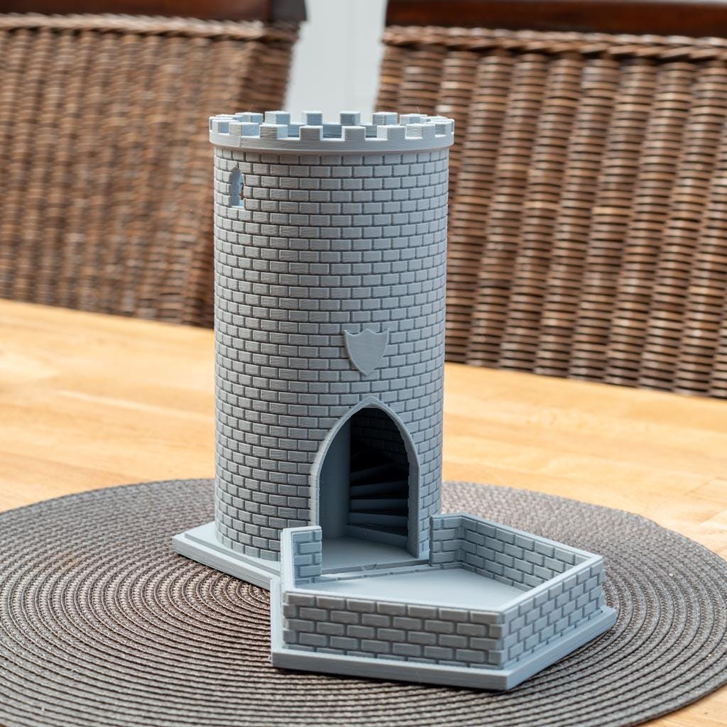 Grauer Würfelturm aus Kunststoff mit Zinnen, gemauertem Muster und offenem Torbogen mit Treppe, auf rundem Tischuntersetzer