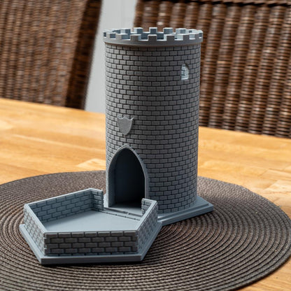 Würfelturm in Form einer Burg aus nachhaltigem PLA, 3D-gedruckt, grauer runder Turm mit Zinnen und kleinem Vorhof auf einem Tisch