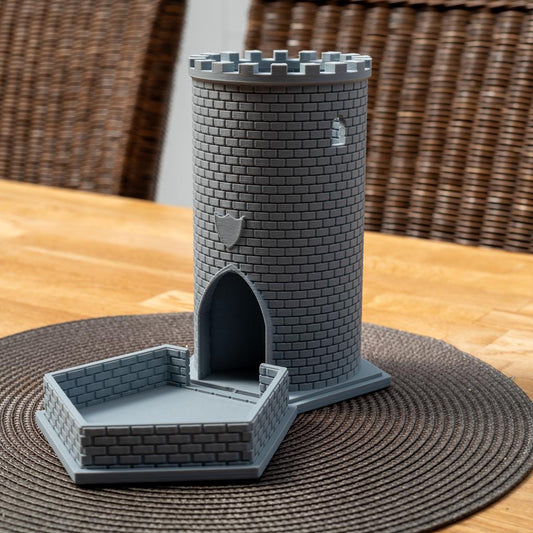 Würfelturm in Form einer Burg aus nachhaltigem PLA, 3D-gedruckt, grauer runder Turm mit Zinnen und kleinem Vorhof auf einem Tisch