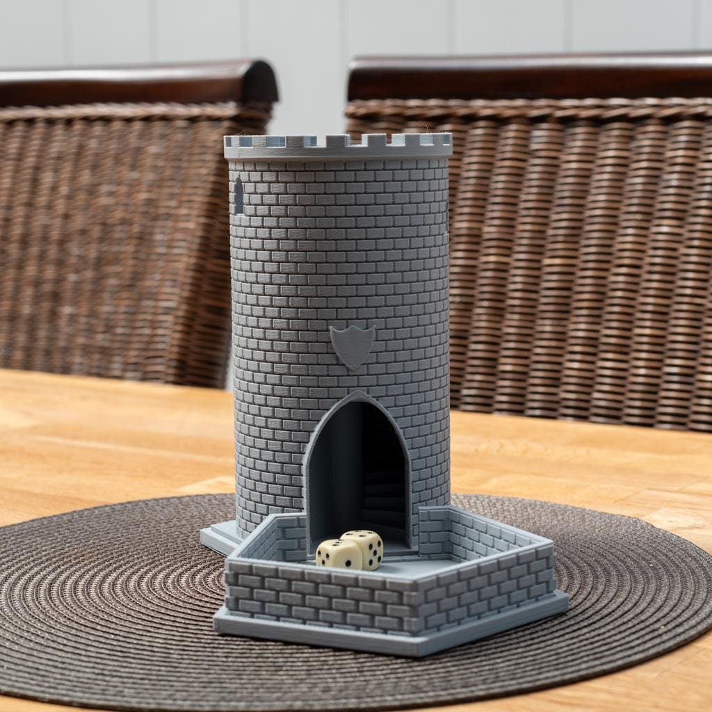 Würfelturm in Form einer Burg aus 3D-gedrucktem PLA, nachhaltig, mit zwei Würfeln auf einem Tisch